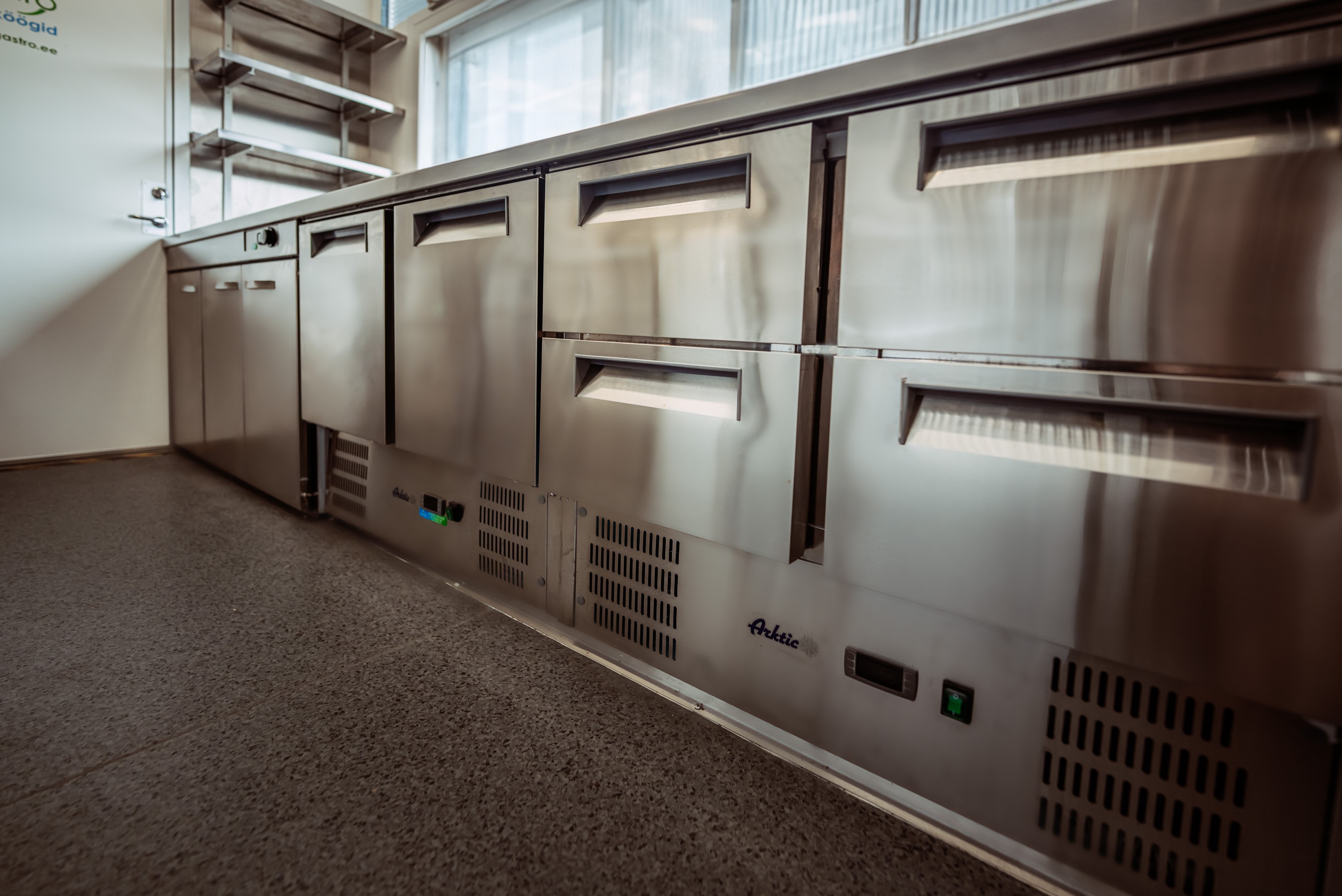 Showcases, cupboards, bain-marie
